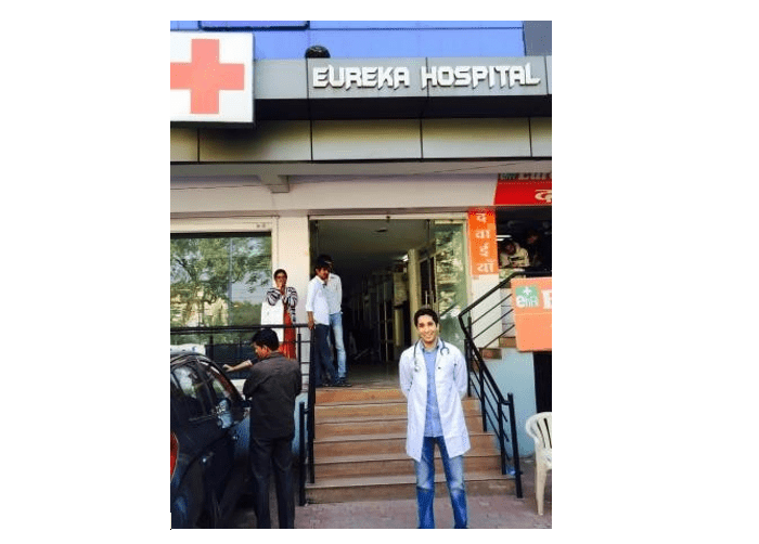 MUSC student in front of a Singhi Hospital in India.