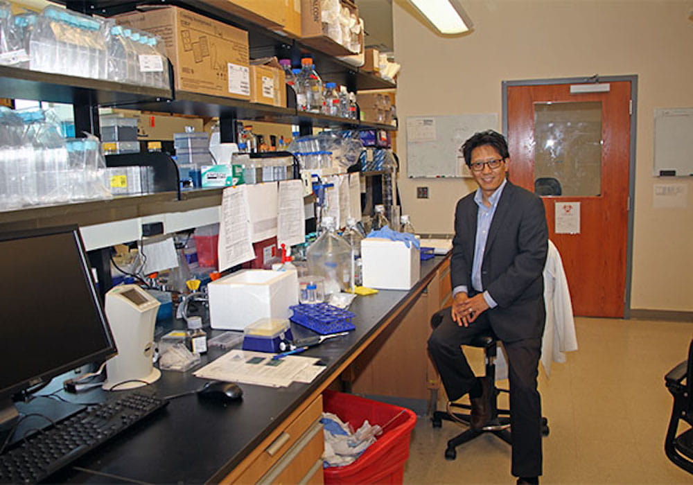 Zihai Li in the lab