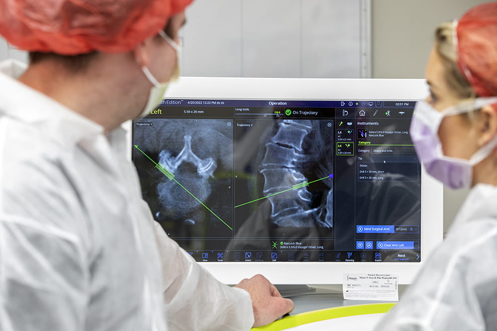 the screen shows x-rays of the spine and the correct path for the instruments