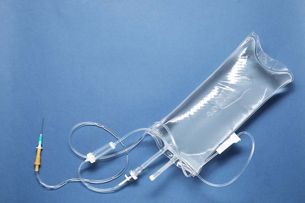 A clear rectangular bag with tubes coming from it and a needle.